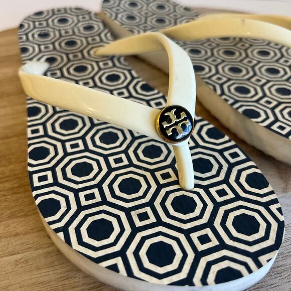 Tory Burch Blue & White Pattern Embellished Logo Flip Flop Sandal Size 6 - Picture 1 of 10